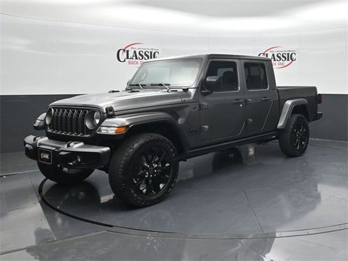 Used 2025 Jeep Gladiator Sport image 3