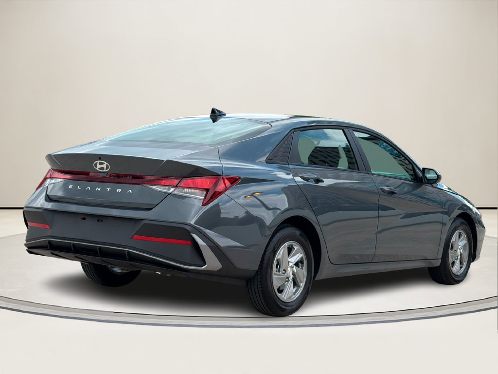 Used 2026 Hyundai Elantra SE FWD image 4