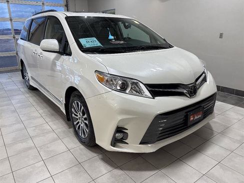 Used 2019 Toyota Sienna XLE image 5