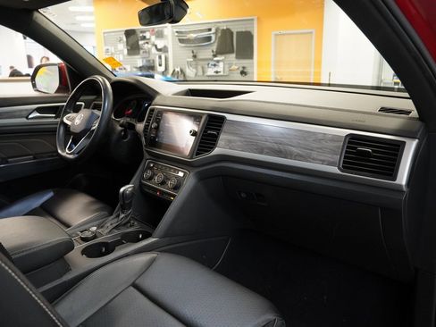 Used 2021 Volkswagen Atlas Cross Sport SE w/ Panoramic Sunroof Package image 34