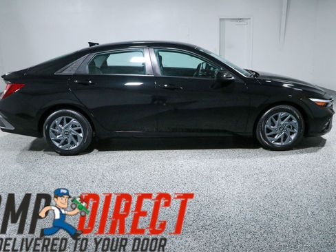 Used 2024 Hyundai Elantra SEL FWD image 6