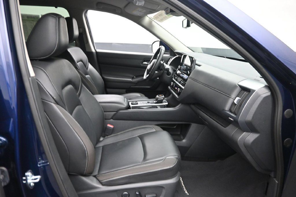 Used 2025 Nissan Pathfinder SL AWD/4WD image 9