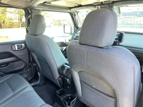 Used 2025 Jeep Wrangler Unlimited Sahara AWD/4WD image 34