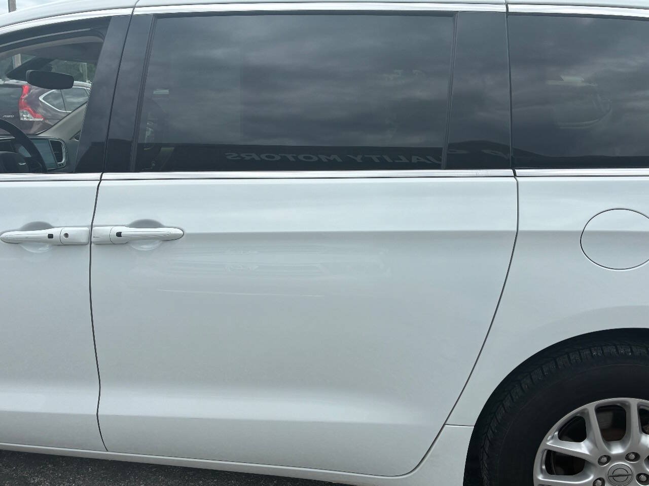 Used 2024 Chrysler Pacifica Touring-L FWD image 5
