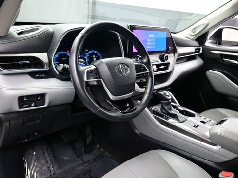 Used 2025 Toyota Highlander Limited AWD/4WD image 13