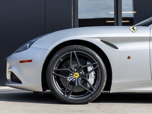 Used 2015 Ferrari California T image 12