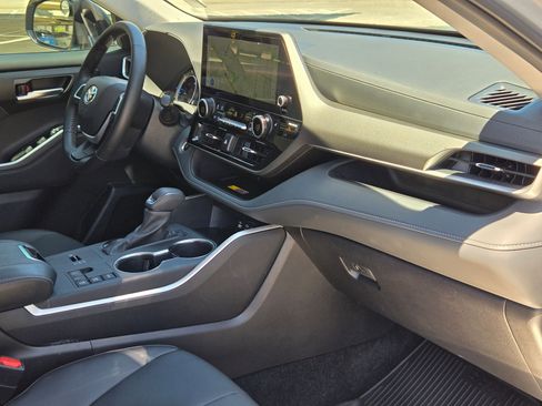 Used 2025 Toyota Highlander XLE image 29