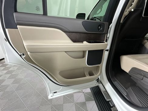 Used 2022 Lincoln Navigator Reserve image 18