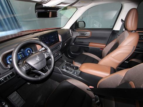 Used 2025 Ford Bronco Sport Outer Banks w/ Outer Banks Tech Package+ AWD/4WD image 2