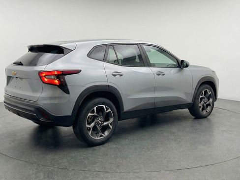 Used 2025 Chevrolet Trax LT FWD image 9