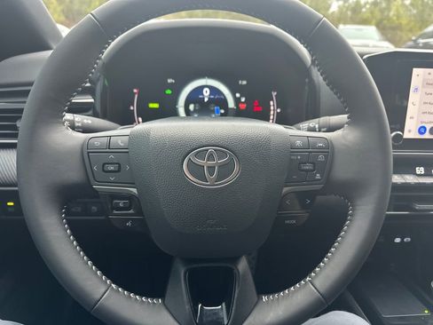 Used 2025 Toyota Camry SE image 19