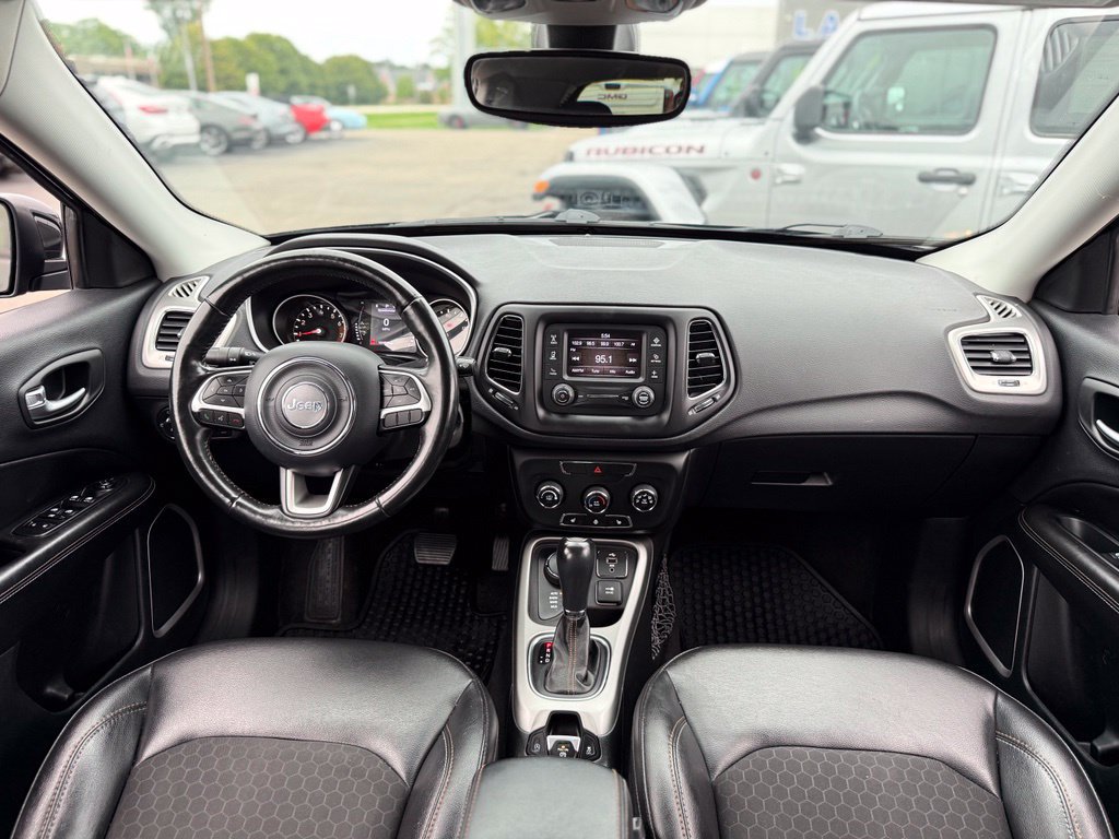 Used 2018 Jeep Compass Latitude w/ Cold Weather Group AWD/4WD image 2