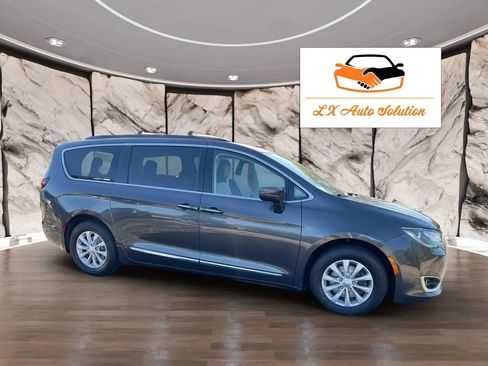 Used 2017 Chrysler Pacifica Touring-L FWD image 1