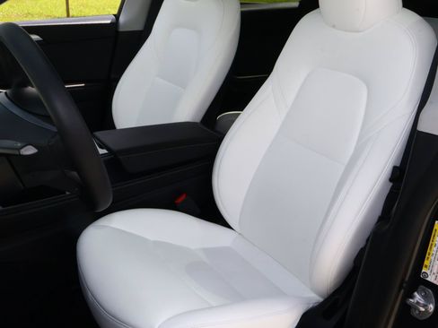 Used 2024 Tesla Model Y Long Range AWD/4WD image 11