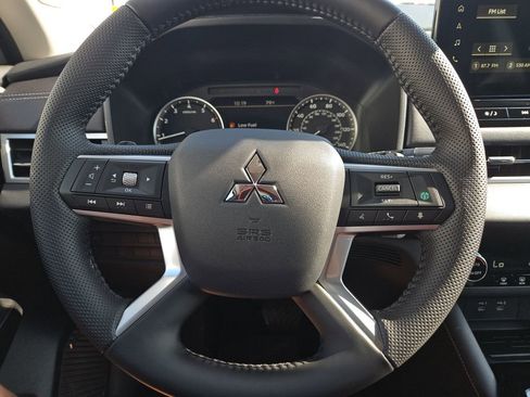 New 2025 Mitsubishi Outlander SE image 28