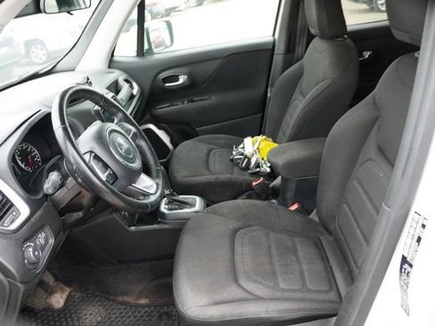 Used 2019 Jeep Renegade Latitude w/ Cold Weather Group AWD/4WD image 4