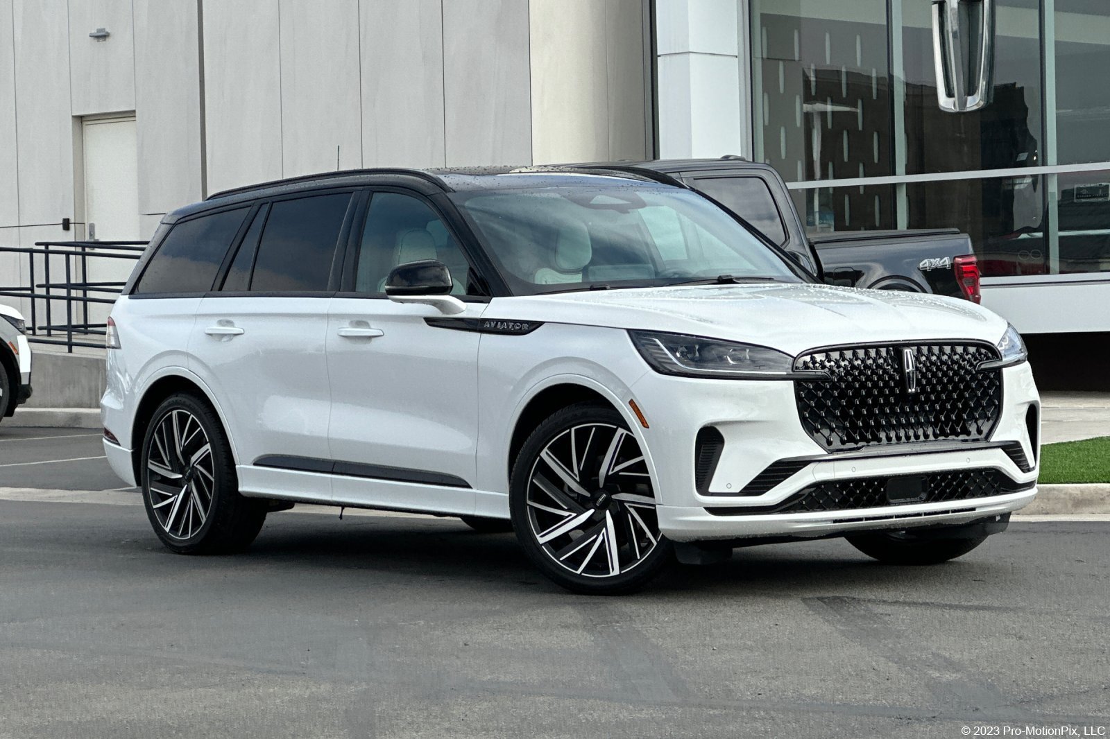 New 2026 Lincoln Aviator Black Label w/ Black Label Special Edition AWD/4WD image 1