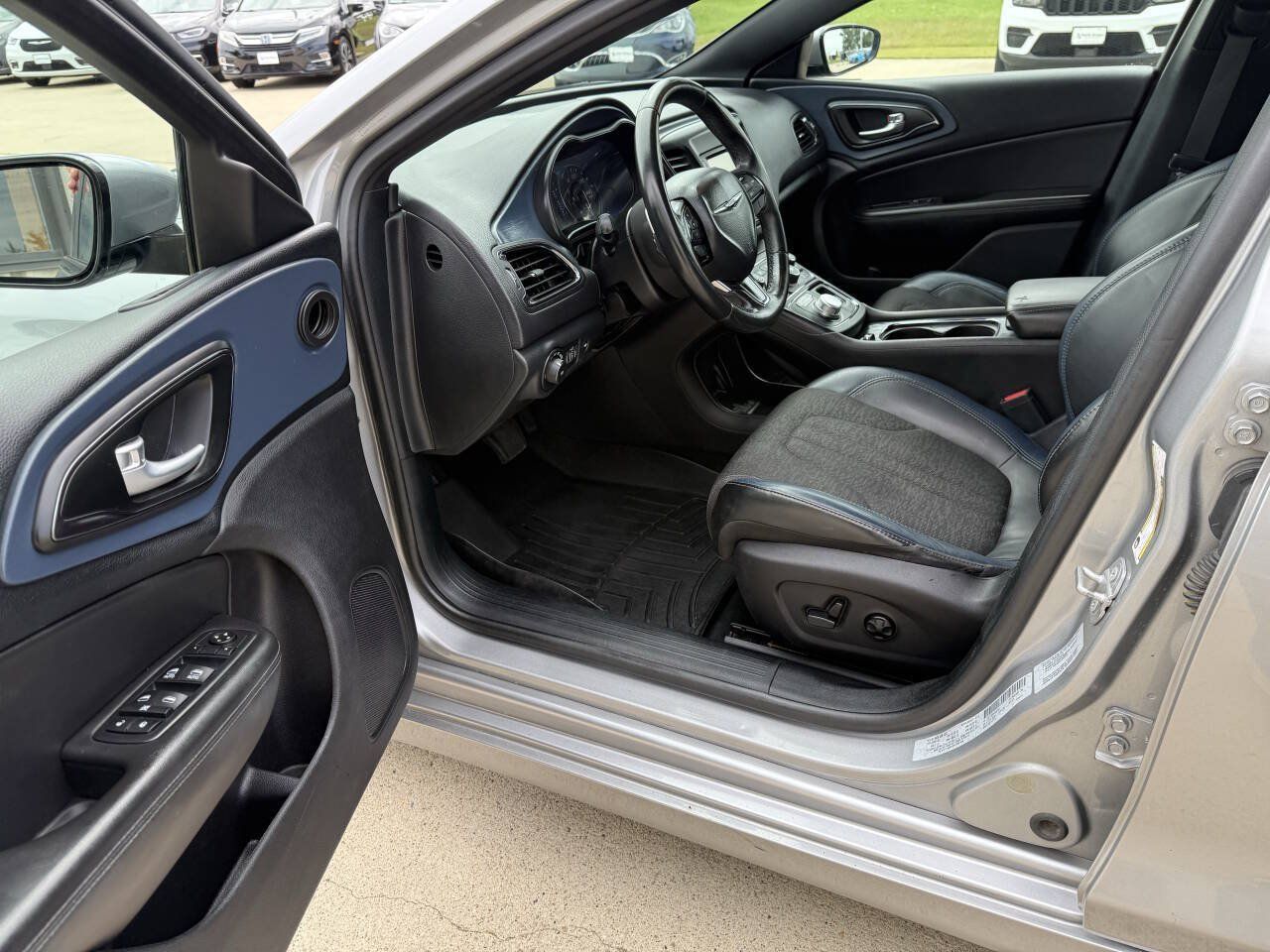 Used 2017 Chrysler 200 S FWD image 5