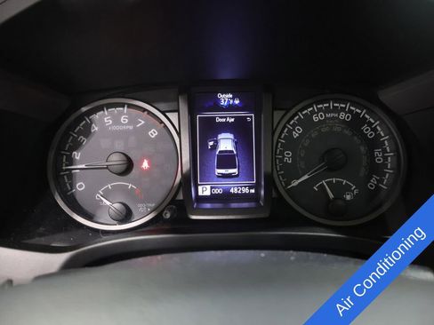 Used 2017 Toyota Tacoma TRD Off-Road w/ Premium & Technology Package AWD/4WD image 2