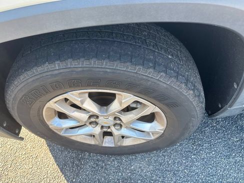 Used 2020 Chevrolet Traverse LT FWD image 2