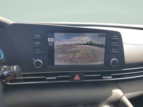 Used 2024 Hyundai Elantra SE FWD image 17