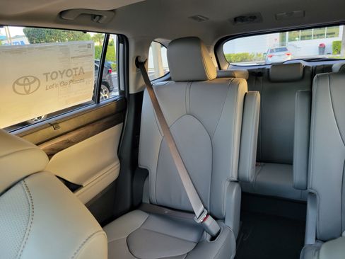 New 2026 Toyota Highlander Limited image 18