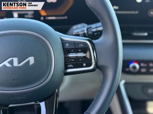 Used 2025 Kia Carnival EX image 19