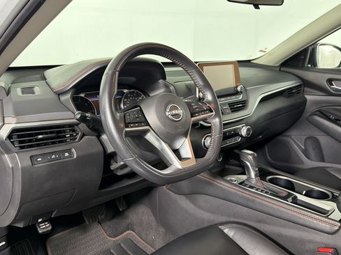 Used 2024 Nissan Altima 2.5 SR FWD image 3