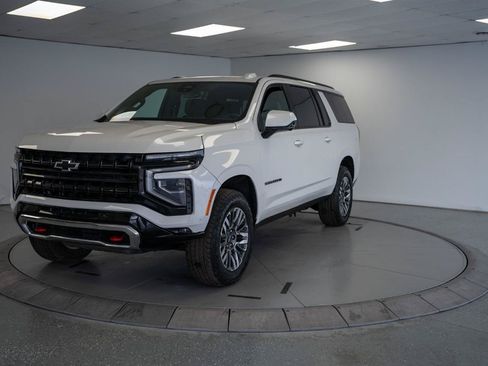 Used 2025 Chevrolet Suburban Z71 AWD/4WD image 3