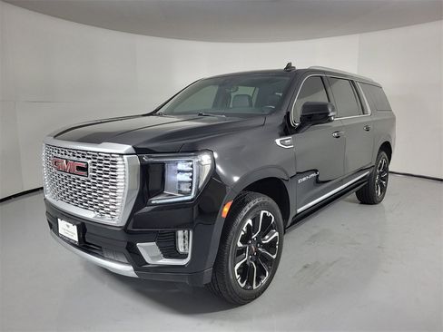 Used 2022 GMC Yukon XL Denali w/ Denali Premium Package image 2