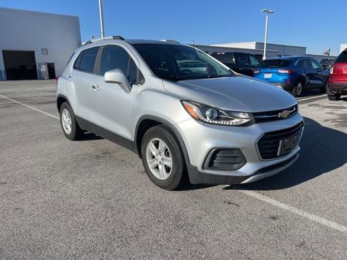 Used 2018 Chevrolet Trax LT w/ LT Convenience Package image 6