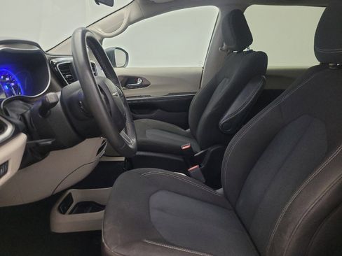 Used 2022 Chrysler Voyager LX FWD image 17
