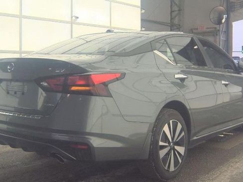 Used 2022 Nissan Altima 2.5 SV w/ SV Premium Package image 3