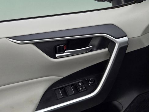 Used 2019 Toyota RAV4 XLE Premium FWD image 25