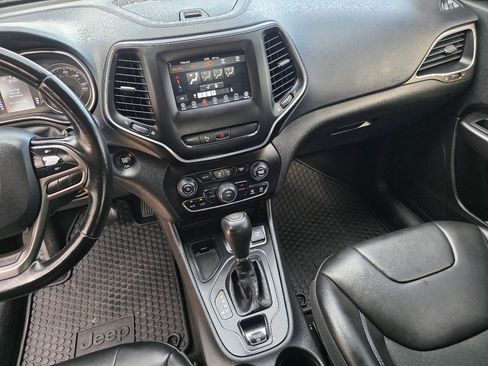 Used 2020 Jeep Cherokee Latitude Plus w/ Cold Weather Group FWD image 16