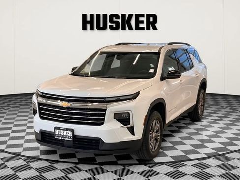 Used 2025 Chevrolet Traverse LT image 4