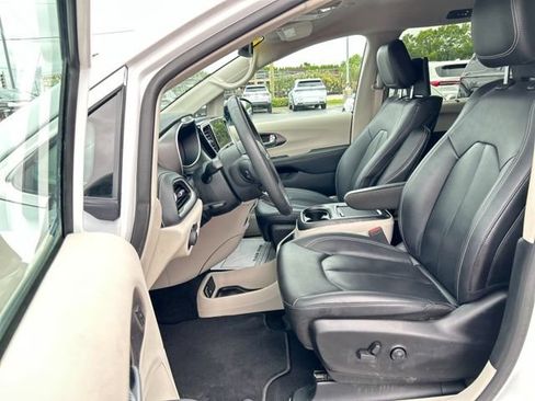 Used 2024 Chrysler Pacifica Touring-L w/ Uconnect Theater Family Group FWD image 33