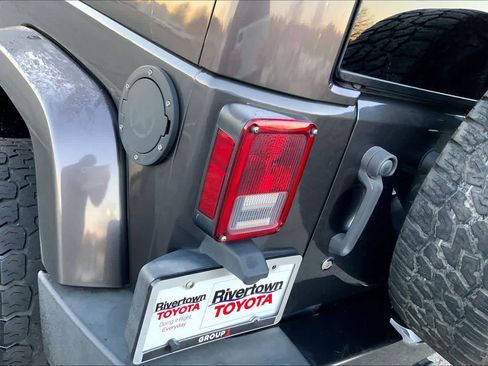 Used 2017 Jeep Wrangler Sahara w/ Connectivity Group image 25