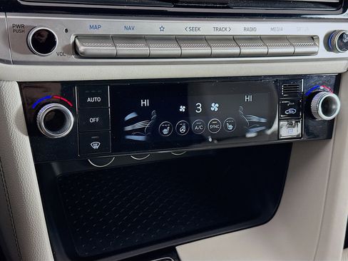 Used 2025 Genesis G70 2.5T image 24