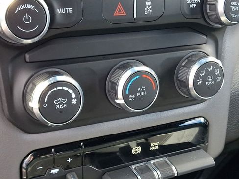 Used 2024 RAM 2500 Big Horn AWD/4WD image 17
