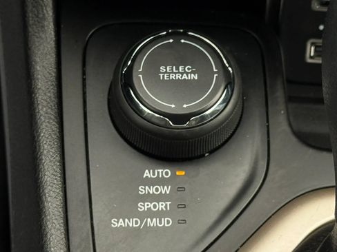Used 2017 Jeep Cherokee Latitude AWD/4WD image 29