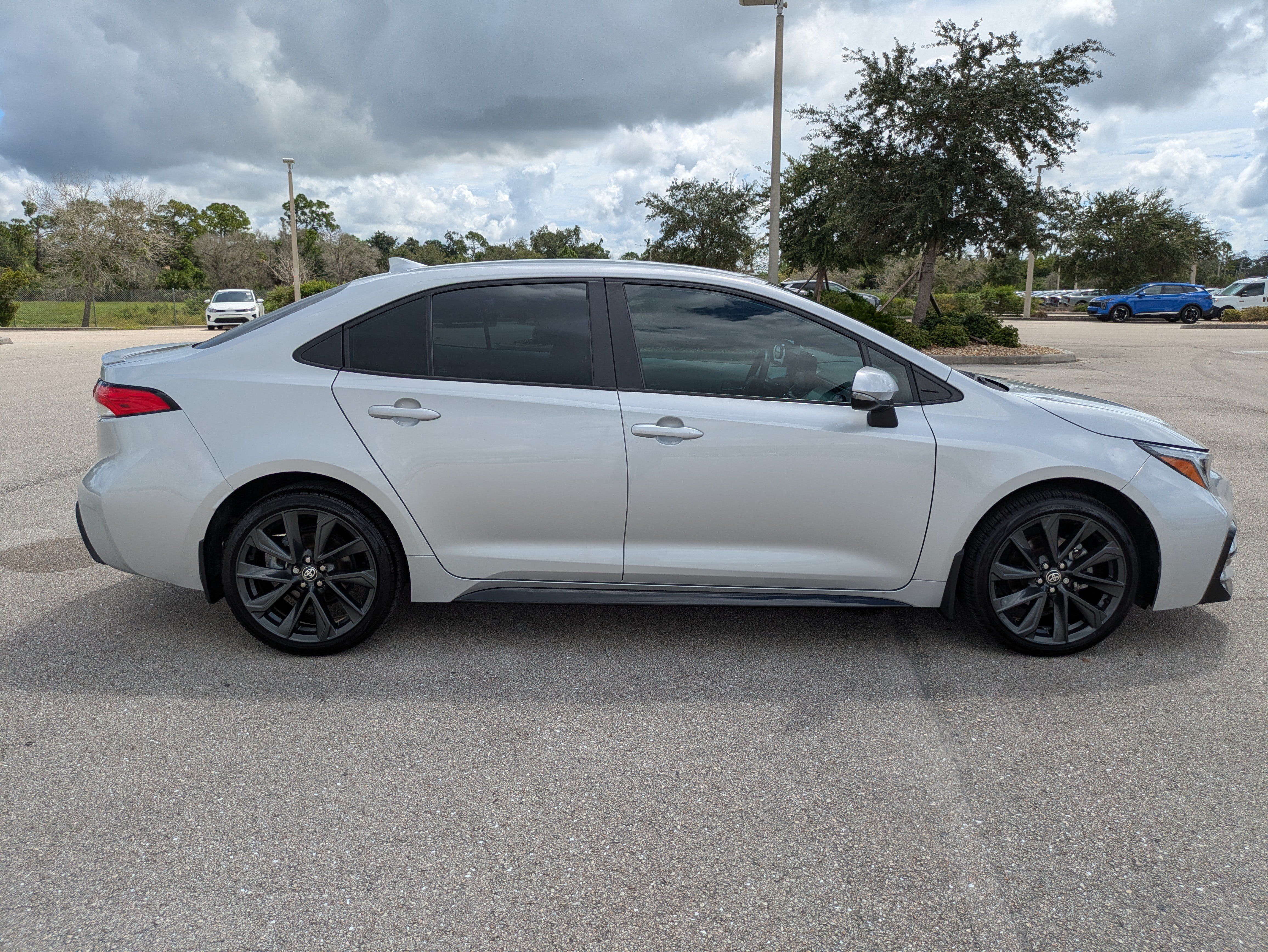 Used 2025 Toyota Corolla SE FWD image 3