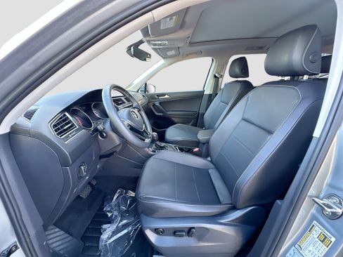 Used 2021 Volkswagen Tiguan SE w/ Panoramic Sunroof Package image 17