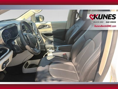 Used 2024 Chrysler Pacifica Touring-L FWD image 22