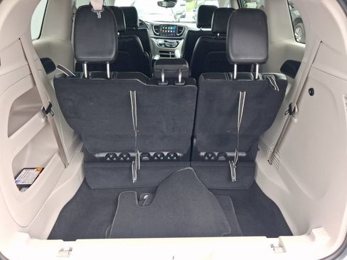 Used 2024 Chrysler Pacifica Touring-L FWD image 24