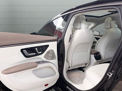 Used 2022 Mercedes-Benz EQS 580 4MATIC Sedan w/ Pinnacle Trim Package image 51
