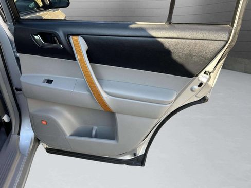 Used 2010 Toyota Highlander Limited image 32