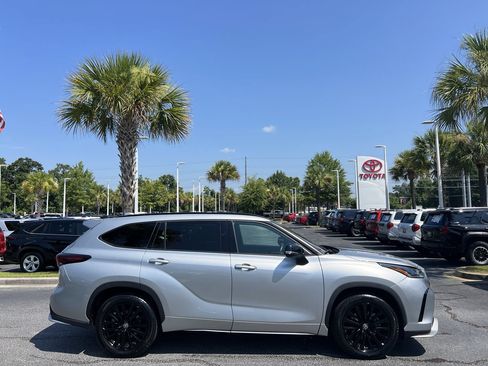 Used 2024 Toyota Highlander XSE FWD image 11