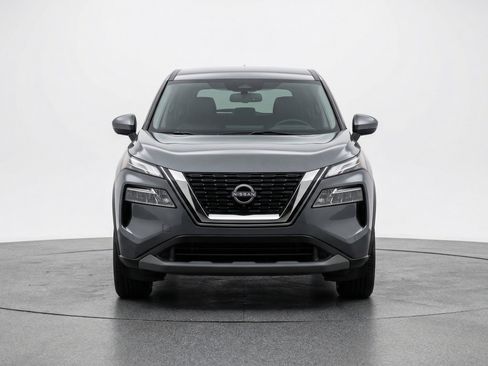 Used 2025 Nissan Rogue SV image 2