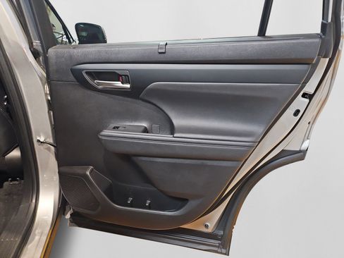 Used 2024 Toyota Highlander XLE FWD image 37